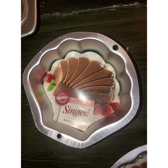 Wilton NEW Vintage Cake Pan Bundle - Gingerbread, Bunnies, Shells, Bears, Hearts - Picture 5 of 8